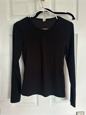 Yogalicious Black Long-Sleeve Crewneck Top